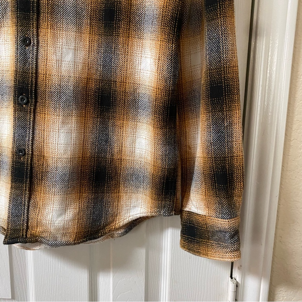 American Eagle Men’s Size Medium Plaid Button-Up Shirt in Gold and Black Fleece - Picture 3 of 11